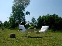 ... z salonu roztacza się widok na ogród i okolice ...